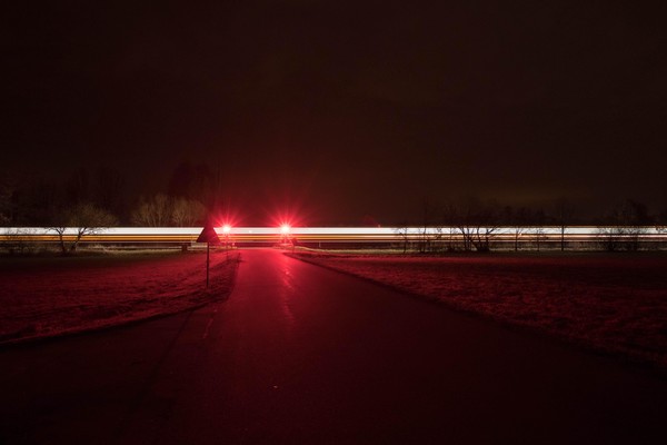 Langzeitbelichtung bei Cham (Oberpf) an einem Bahnübergang
