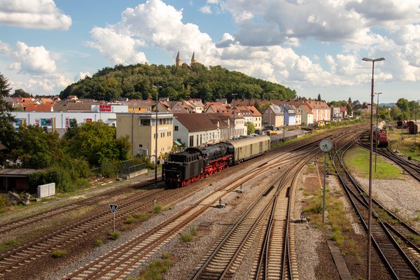 BR01 vor dem Stellwerk Ssf in Schwandorf